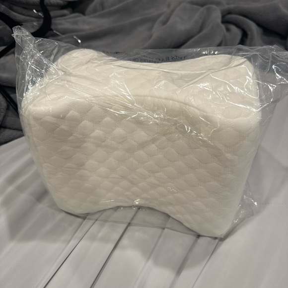 Brand New White Memory Foam Neck Pillow - Picture 1 of 3